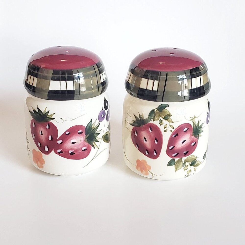 Set Of Salt And Pepper Shakers, Oneida, Strawberry Plaid